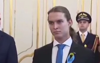 „Odsudzujem akékoľvek útoky na školy,“ napísal študent, ktorý prezidentovi odmietol podať ruku. Danko ho už spojil s tragédiou