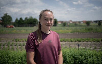 „Okopávání na poli mi dělá radost.“ Hana se z Prahy vrátila na vesnici a ve 22 letech založila úspěšnou farmu