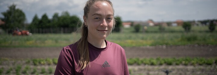 „Okopávání na poli mi dělá radost.“ Hana se z Prahy vrátila na vesnici a ve 22 letech založila úspěšnou farmu