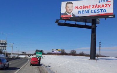 „Plošné zákazy není cesta.“ SPD si zaplatilo billboard s gramatickou chybou