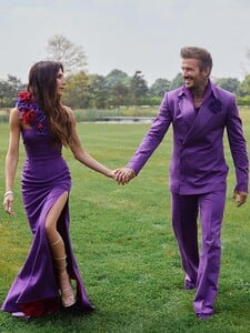 „Pořád nám sedí.“ David a Victoria Beckham po 25 letech vlezli do šatů ze svatby