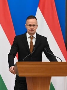 „Provojnové sily sa neštítia rozšíriť vojnu na Ukrajine na globálnu,“ vyhlásil maďarský minister zahraničia