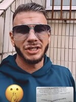 „Riadne bomby máš. Silikóny?” Baron Štefánik údajne písal nevhodné správy 13 a 14-ročným dievčatám, jednému mal poslať svoje nudes