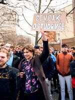 „Ševčík ničí pověst fakulty!“ Proti děkanovi demonstrovaly stovky studentů