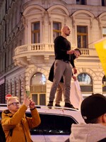 „Sláva Ukrajině!“ Stovky lidí přišly vyjádřit solidaritu na Václavské náměstí (Reportáž)