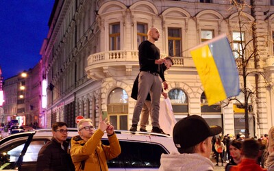 „Sláva Ukrajině!“ Stovky lidí přišly vyjádřit solidaritu na Václavské náměstí (Reportáž)