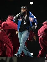 „Sledovali jsme Drakeův pohřeb v přímém přenosu.“ Shrnujeme to nejzásadnější ze Super Bowlu 2025