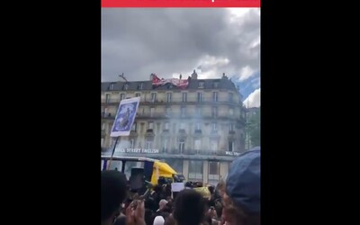 „Špinaví Židia“, kričali niektorí protestujúci z pochodov proti rasiszmu na svojich oponentov v Paríži