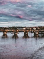 „Špinavý a starý most s pomalu tekoucí řekou.“ Jak turisté a turistky vtipně hodnotí slavnou českou památku?
