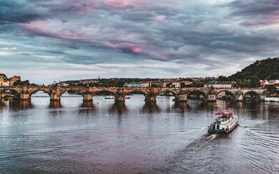 „Špinavý a starý most s pomalu tekoucí řekou.“ Jak turisté a turistky vtipně hodnotí slavnou českou památku?
