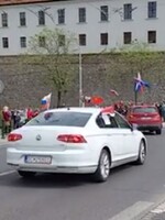 „Stop 5G“. V Bratislave sa dnes protestovalo proti štátnej karanténe, cez mesto sa vybrala hlučná kolóna áut