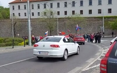 „Stop 5G“. V Bratislave sa dnes protestovalo proti štátnej karanténe, cez mesto sa vybrala hlučná kolóna áut
