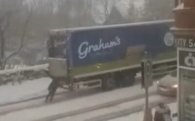 „Supermáma“ tří dětí v Anglii pomohla roztlačit kamion. Dostala mléčné výrobky na rok zdarma