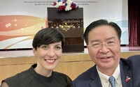 „Takhle se vítají přátelé!“ Markéta Pekarová Adamová dorazila na Tchaj-wan s nejpočetnější delegací za několik let