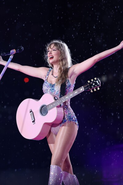 „Taylor Swift je královna průměrnosti, kapitalistická ikona, superhrdinka.“ Zjišťovali jsme, proč je takový fenomén