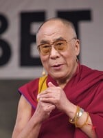 „Teď mi cucej jazyk.“ Dalajláma se omluvil za nevhodné chování poté, co na setkání se studenty políbil chlapce