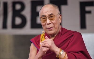„Teď mi cucej jazyk.“ Dalajláma se omluvil za nevhodné chování poté, co na setkání se studenty políbil chlapce