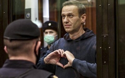 „Toto je kandidát, kterého jsme chtěli.“ Lidé během ruských voleb nosí květiny k hrobu Navalného