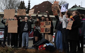 „Tvoje děloha patří dítěti.“ Studentstvo z Havlíčkova Brodu protestovalo proti výstavě protipotratového hnutí Stop Genocidě