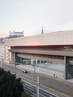 „Ty čuráku,“ vyhrážal sa vraj umelecký riaditeľ SNG výtvarníkom z Čiernych dier. Tí žiadajú stiahnutie ich diel z výstavy