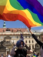 „Ublížit skupině znamená vzít svobodu všem.“ Prahou prošel pochod za rovnost všech queer osob (Reportáž)