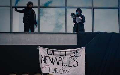 „Uhlí se nenapiješ!“ Skupina aktivistů dnes protestovala proti smlouvě o dolu Turów