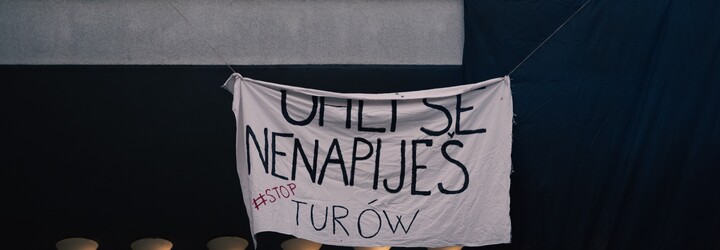 „Uhlí se nenapiješ!“ Skupina aktivistů dnes protestovala proti smlouvě o dolu Turów