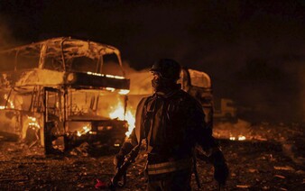 „Útok na hlavní město pokračuje, neopouštějte kryty.“ Kyjev od rána hlásí výbuchy 
