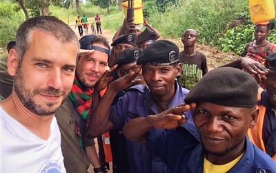 „V Kongu sme sa držali 2 odporúčaní proti ebole - nebozkávať mŕtvych a nejesť sušené opice," hovoria Peťo a Martin z Travelistanu