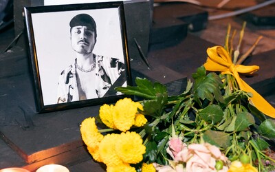 „Vláda svou nečinností vyslala vzkaz, že jí na nás nezáleží,“ znělo na pražské pietě zavražděných LGBT+ lidí  
