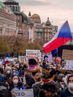 „Vládne nám zrádce z Hradu.“ Václavské náměstí zaplnily tisíce odpůrců prezidenta Zemana (Fotoreport)