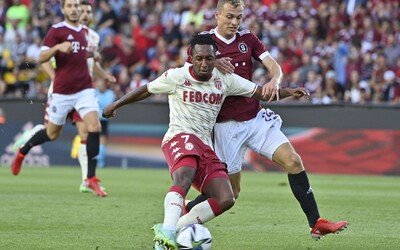 „Vyhráli jsme nad rasismem,“ řekl trenér Monaka po výhře na Spartě. Letenským po rasisitických urážkách fanoušků hrozí trest