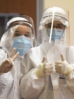 „Vysoká nakažlivost omikronu může být předčasným dárkem k Vánocům, jenž ukončí pandemii,“ uvedl německý expert