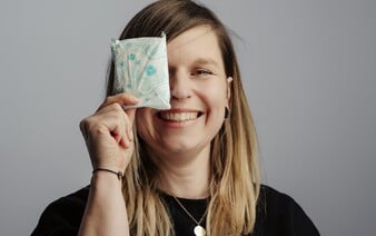 „Ženy často volí mezi kvalitními vložkami a večeří.“ Menstruační chudoba v Česku ohrožuje alarmující počet lidí