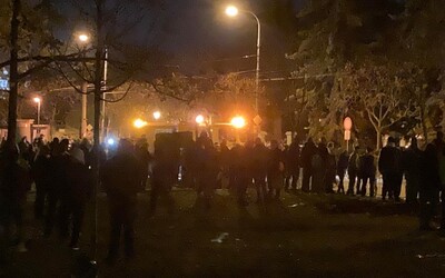 „Zhoďte prilby“ kričia demonštranti na policajtov a chcú, aby sa k nim pridali. Delobuchy hádžu pred NR SR aj Úradom vlády