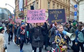 „Zvítězila lež a nenávist!“ Studentstvo 17. listopadu protestovalo proti oligarchům. Zablokovali prázdný palác na nábřeží