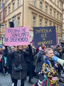 „Zvítězila lež a nenávist!“ Studentstvo 17. listopadu protestovalo proti oligarchům. Zablokovali prázdný palác na nábřeží