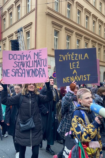 „Zvítězila lež a nenávist!“ Studentstvo 17. listopadu protestovalo proti oligarchům. Zablokovali prázdný palác na nábřeží