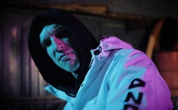 „Ani za ten nový úsměv neschováš to zlo.“ Pastor vydává diss na Barracudu. Vyzval ho na souboj v ringu