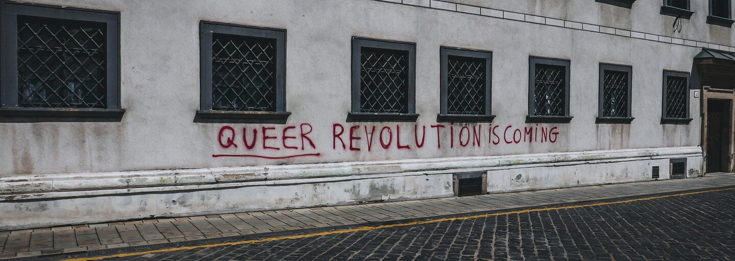 „Bůh je trans, homosexuální revoluce přichází!“ Vandalové v Bratislavě posprejovali kostely hesly na podporu LGBT+
