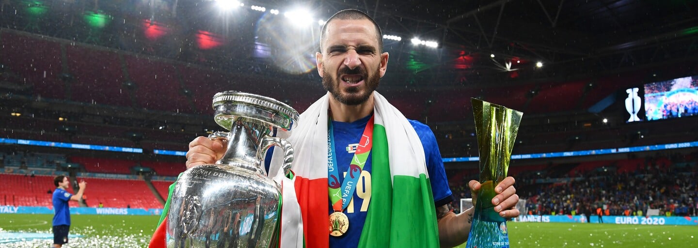„Dnes vypiju všechno,“ prohlásil italský obránce Bonucci a na tiskové konferenci se napil piva i Coca-Coly