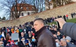„Fica si nedáme!“ kričali demonštranti pred NR SR. Šéf Smeru rečnil bez rúška a podával si ruky s fanúšikmi
