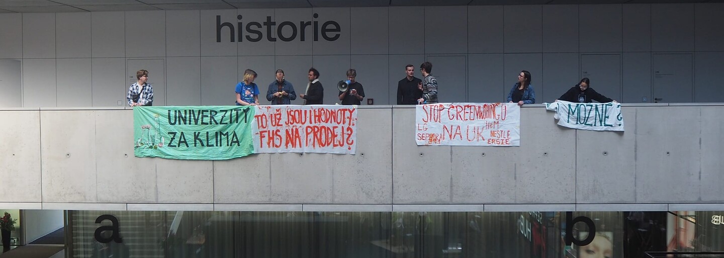 „Je to bizár.“ Studentstvo protestuje proti akci Vogue Live, která se koná na Univerzitě Karlově, kritizuje neetické praktiky