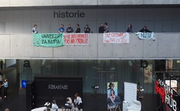 „Je to bizár.“ Studentstvo protestuje proti akci Vogue Live, která se koná na Univerzitě Karlově, kritizují neetické praktiky