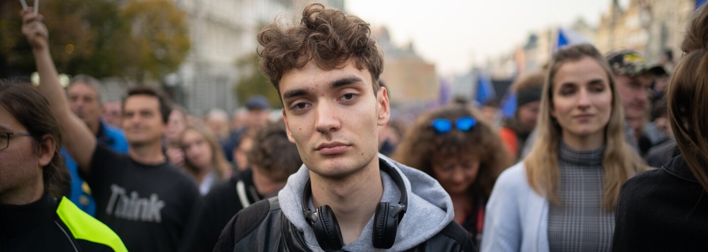 „Mám strach z budoucnosti.“ Kdo jsou mladí lidé, kteří dorazili na akci Milionu chvilek pro demokracii?