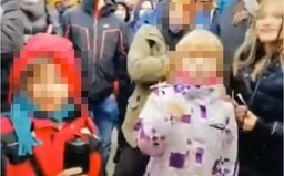 „Matoviča treba zabiť,“ kričali deti na proteste. Polícia už vypátrala ich rodičov