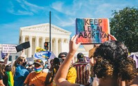 „Moje tělo, moje volba!“ Tisíce lidí v USA protestovaly proti zákazu interrupcí