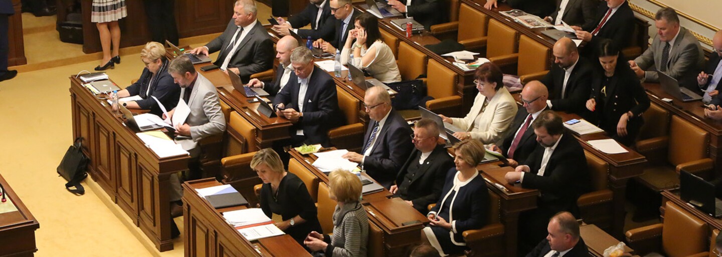 „Musel jsem si vygooglit, co to je.“ Zeptali jsme se všech poslanců a poslankyň na postoj k feminismu (Anketa)