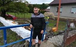 „Nám zaplavilo celé prízemie, pivnice už ani nepočítam, tie tu zaplavilo asi všetkým,“ hovoria ľudia zo zaplavenej obce Pichne