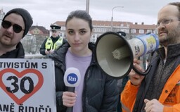 „Nepřijde mi normální, že auta zabíjí lidi.“ Byli jsme na protestu Třicítky pro Prahu (Videoreportáž)